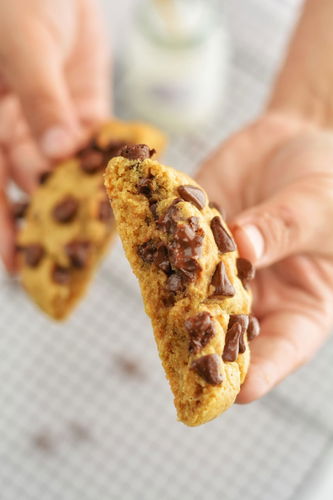 Classic Chocolate Chip Cookies (2pc)