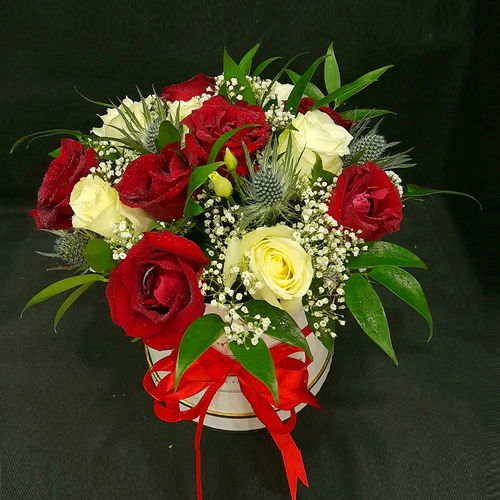 Red & White Roses Box