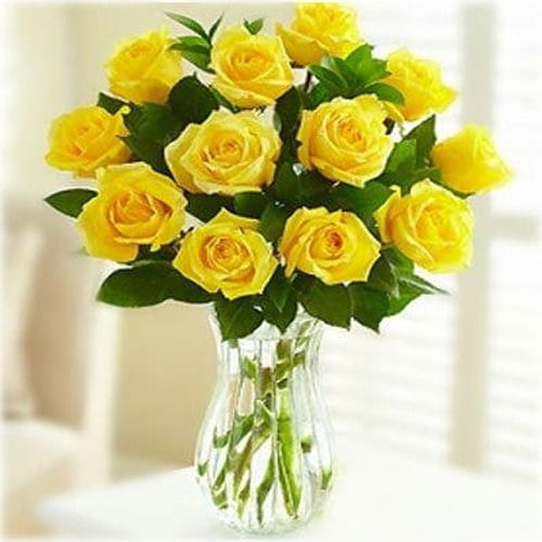 12 Yellow Rose In A Vase